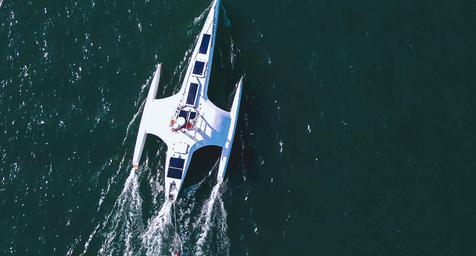 El barco autónomo Mayflower navega de forma autónoma a través de las aguas oceánicas verdes, equipado con tecnologías que permiten una autonomía garantizada