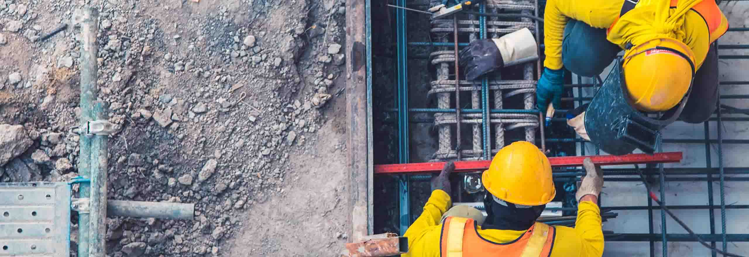 Arbeiter vor Ort in Schutzhelmen