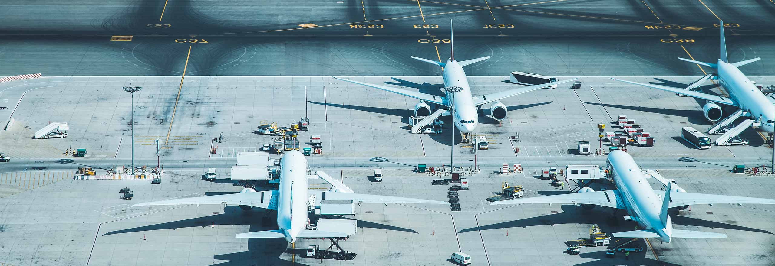 Vista aérea de aviões em terminal de aeroporto 