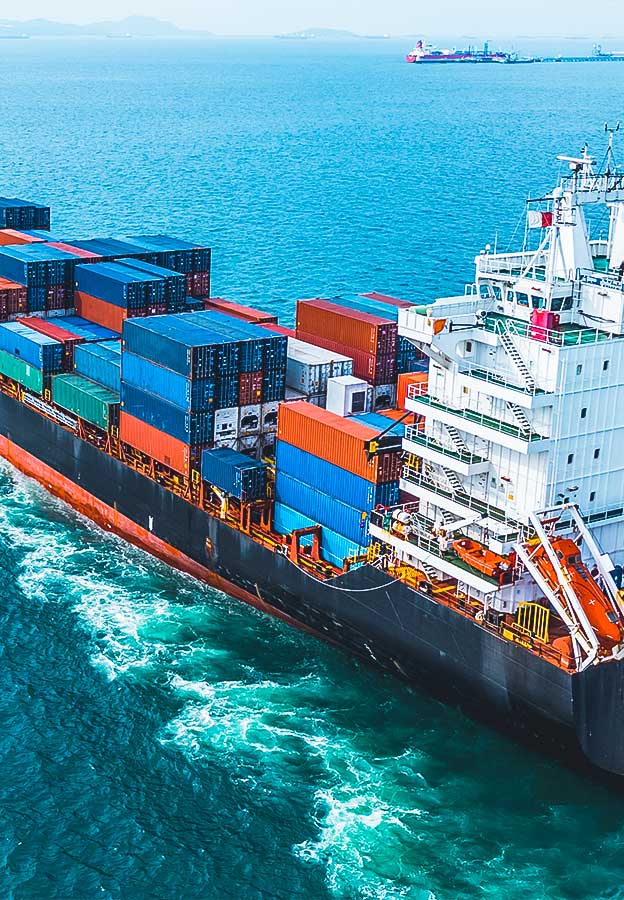 Vista aerea di una nave portacontainer a vela, nave portacontainer per l'importazione, l'esportazione e la logistica d'affari e il trasporto internazionale di una nave portacontainer in mare aperto