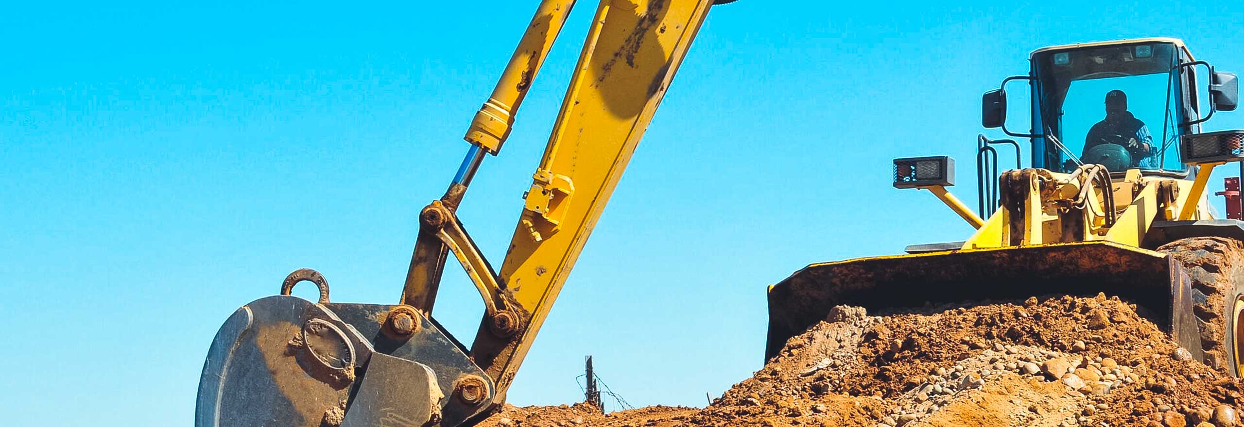 Équipement de construction creusant sur un site