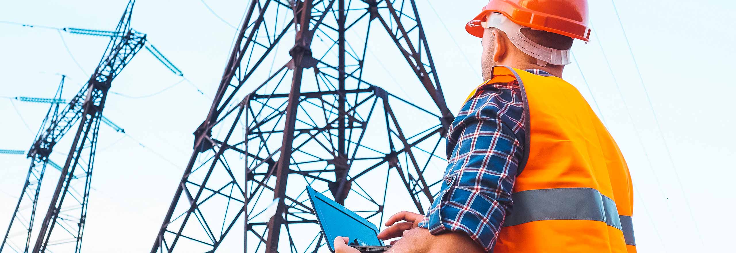 Utility worker with Hexagon’s mapping solutions