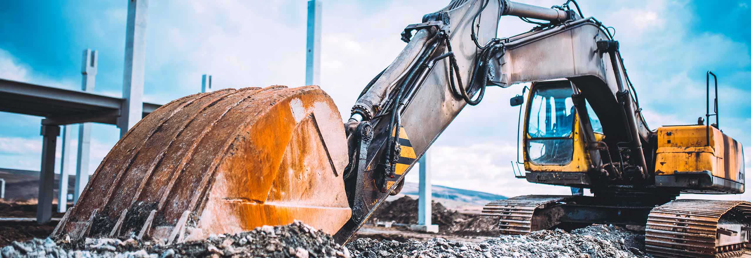 Preparación del terreno con excavadoras para nueva construcción de asfalto