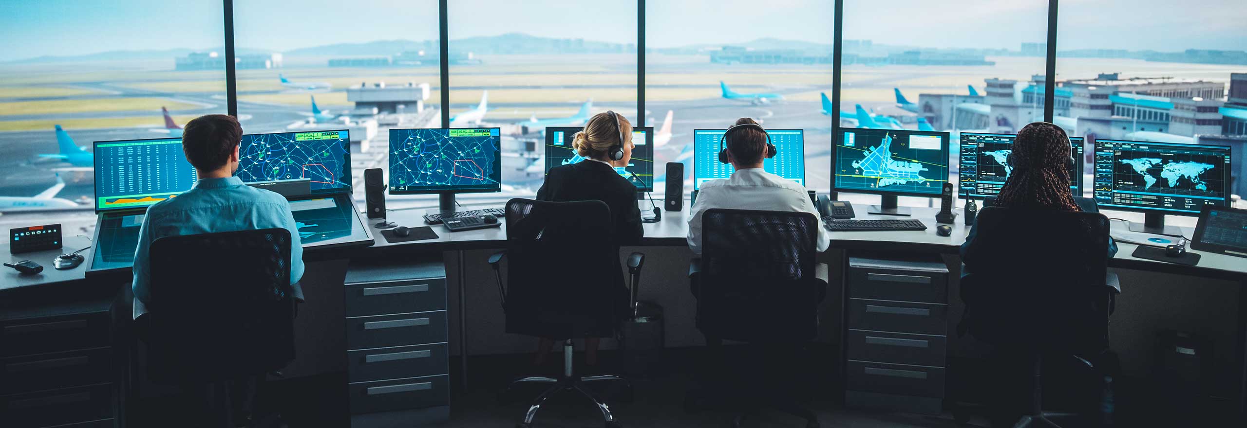 Controladores de tráfego aéreo gerenciando o tráfego aéreo