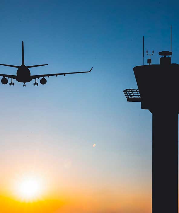 Silhouette eines Flugzeugs und der Flugsicherung  