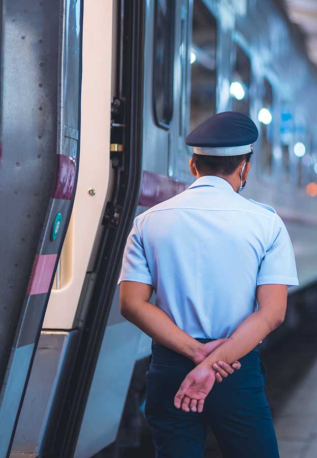 Agents de sécurité en train de réaliser des contrôles sur le quai d’une station de métro