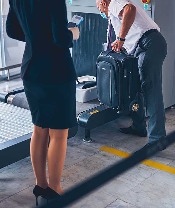 Personale aeroportuale che carica dei bagagli