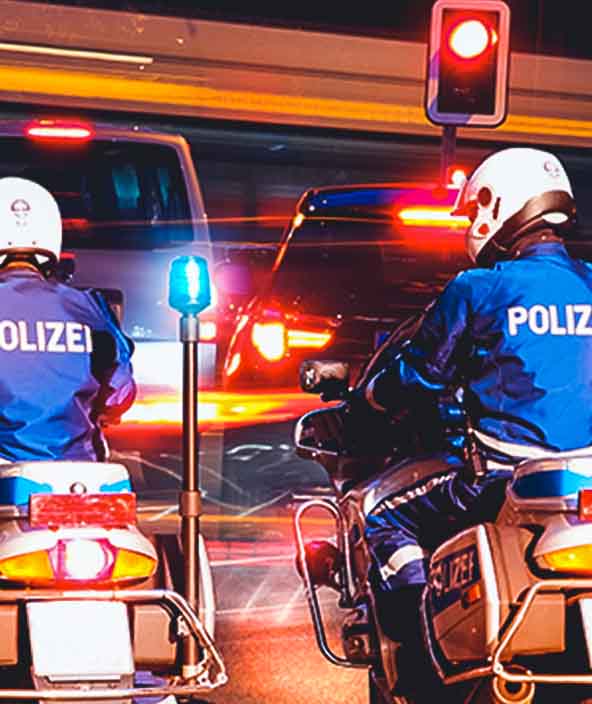 Dois policiais alemães conduzindo motocicletas