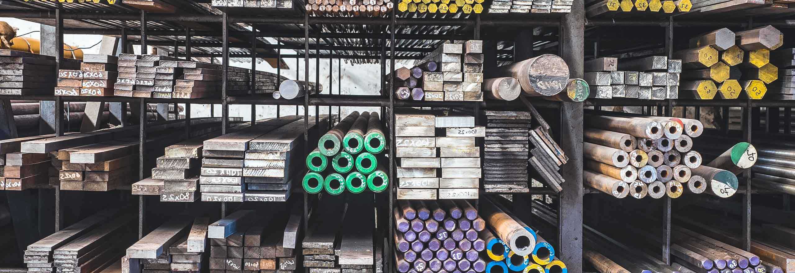 Piezas metálicas apiladas en un almacén 