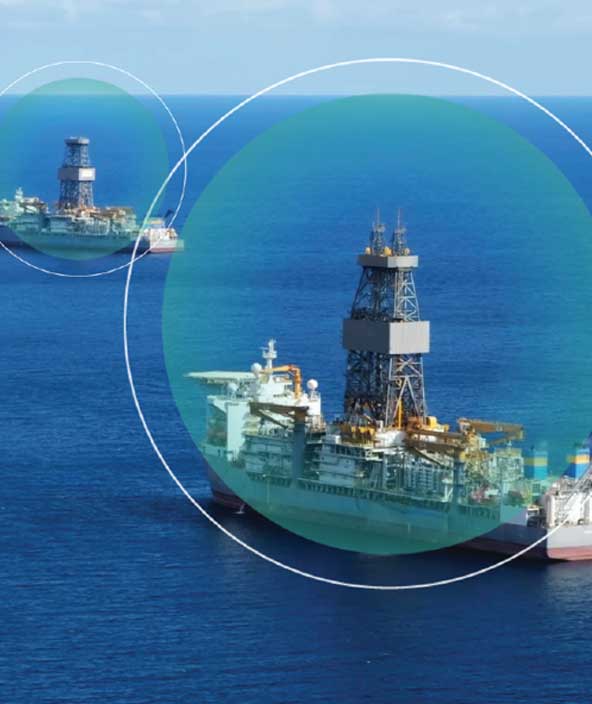 Uma imagem de uma instalação offshore com elementos digitais representando sensores