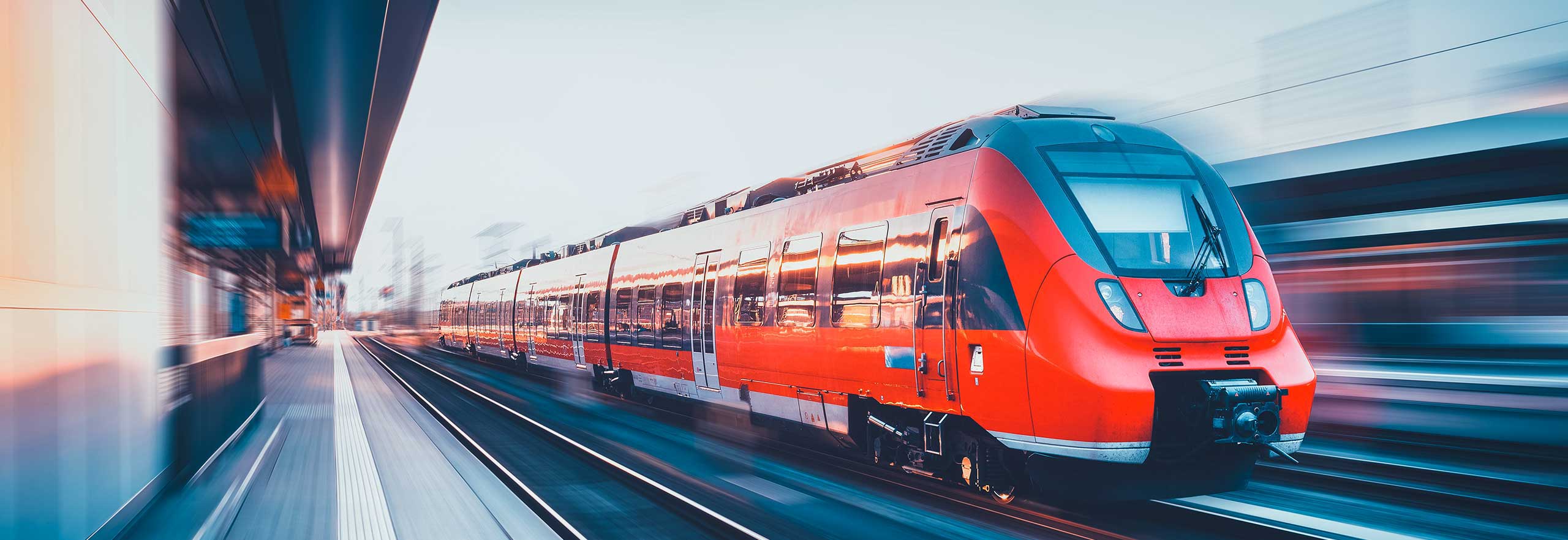 Um trem passa em alta velocidade, gerenciado pela tecnologia da Hexagon