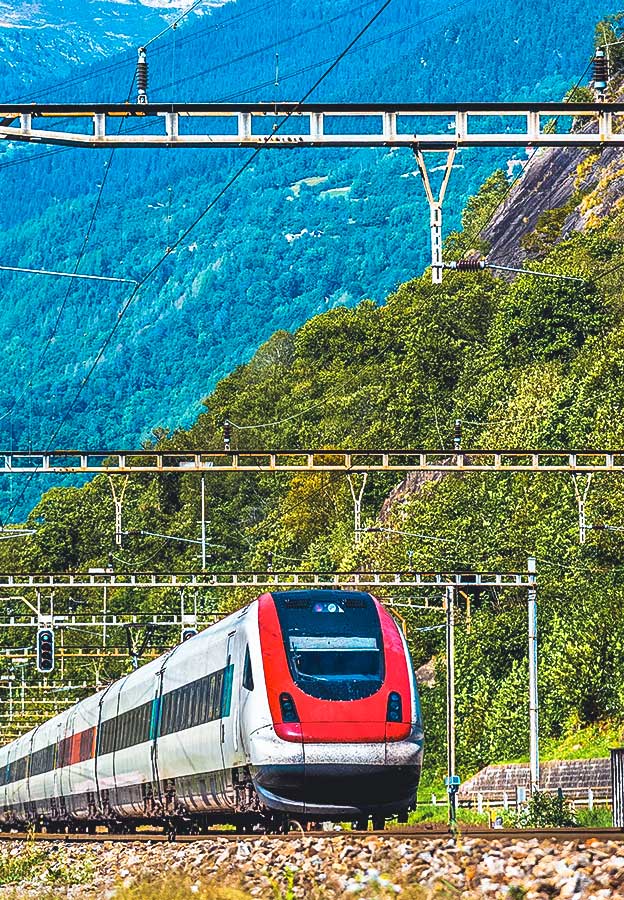 Un treno che viaggia lungo la ferrovia del Gottardo in Svizzera