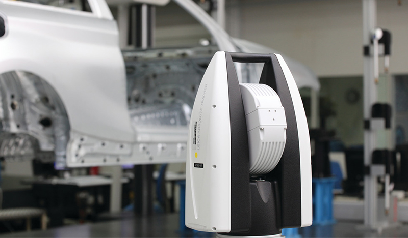 Image of a laser tracker with car bodywork on a production line