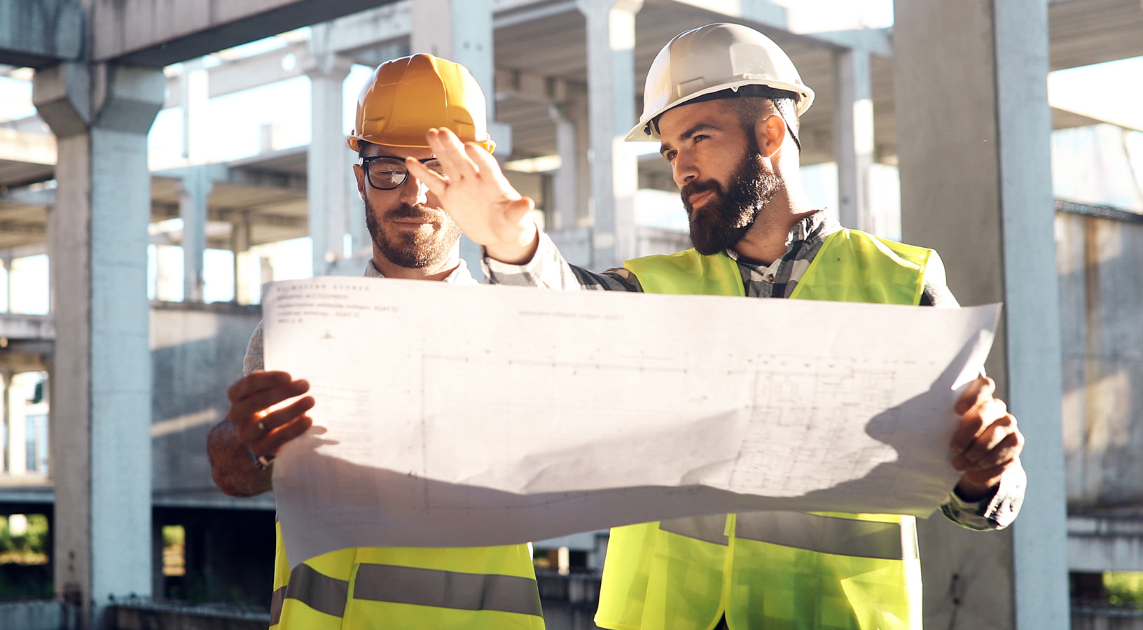 Zwei Architekten diskutieren Baupläne