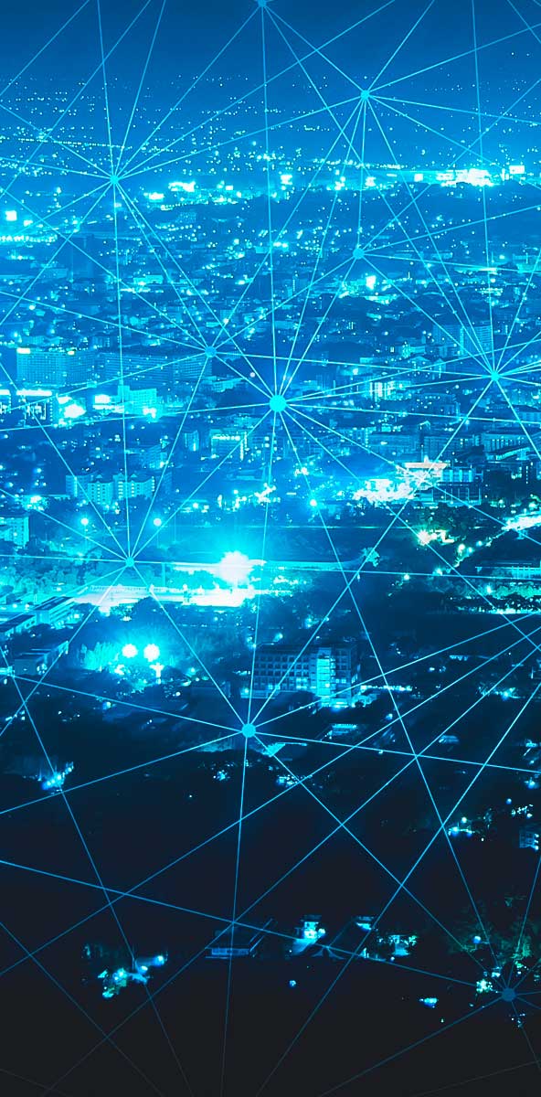 Imagem abstrata de cidades à noite com imagem de conectividade digital sobreposta em cima