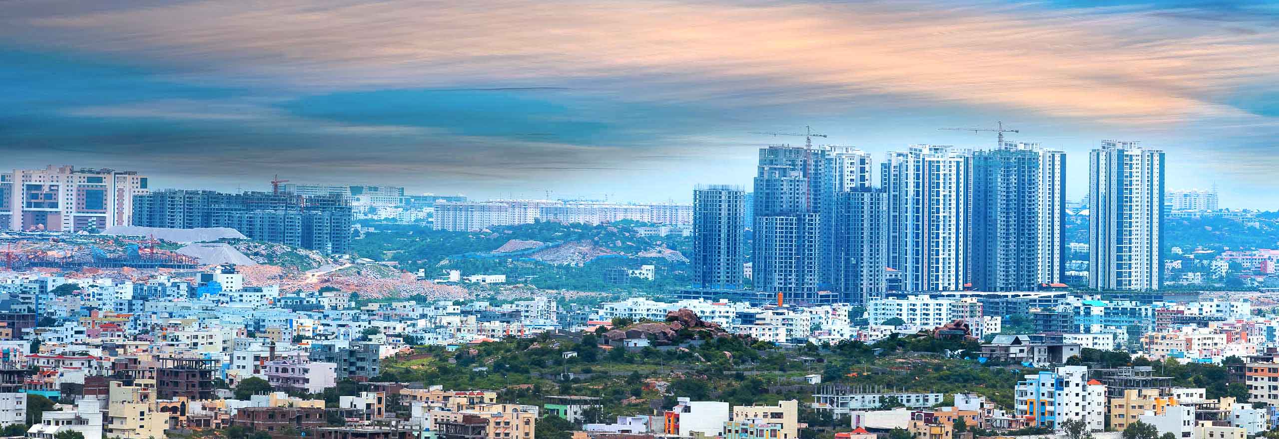 O Centro de Capacitação da Hexagon na Índia, em comparação com o cenário urbano, mostrando o tamanho e as oportunidades que ele traz.