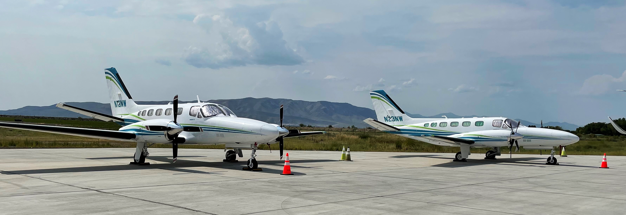 Flugzeug des HxGN Content Program rollt in Calgary in eine Parkposition