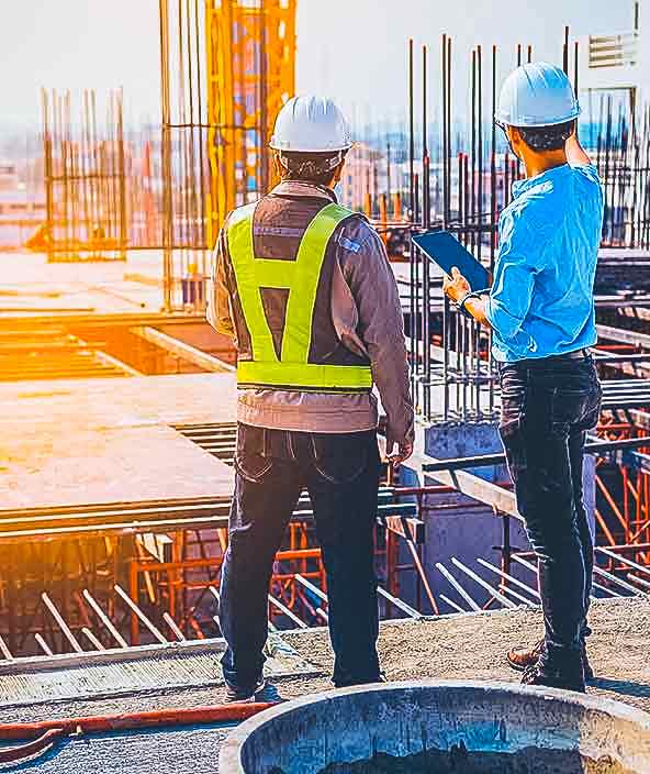 Dipendenti che osservano dati su un tablet in un cantiere edile