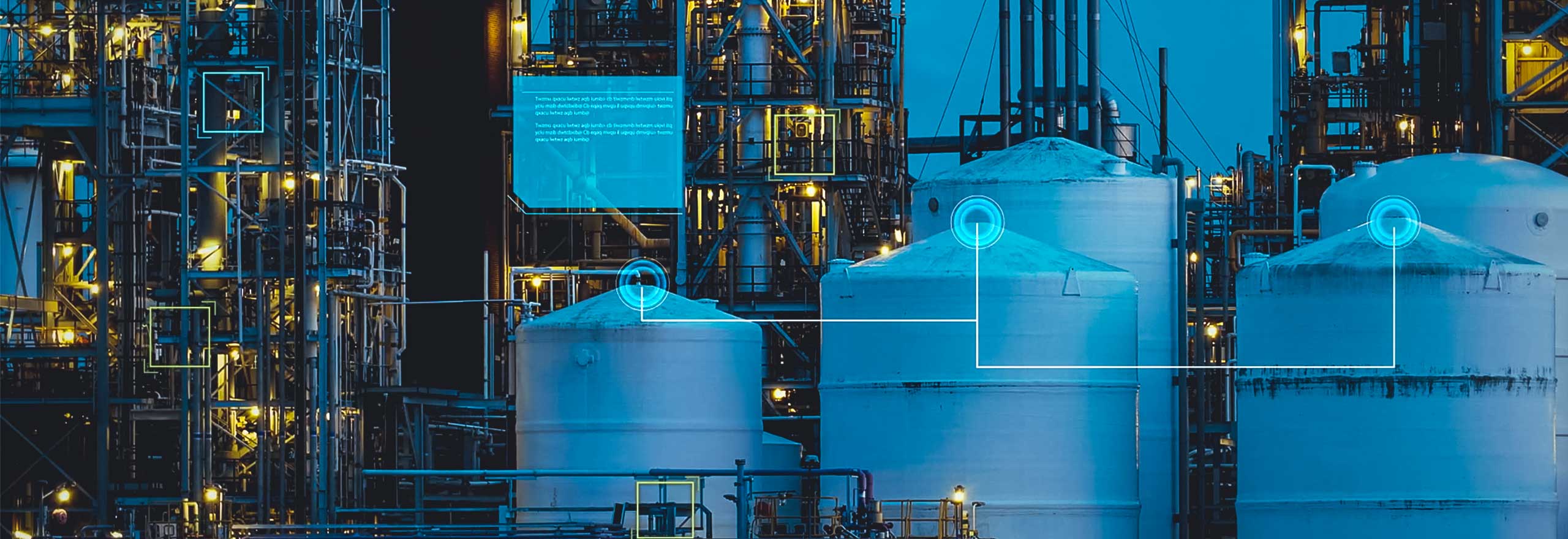  Uma instalação industrial à noite. A imagem é sobreposta com elementos digitais que representam dados operacionais