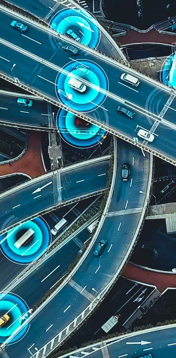  Un système de contournement complexe avec plusieurs voitures sur la route. Certaines voitures sont entourées de cercles lumineux qui représentent l’automatisation.