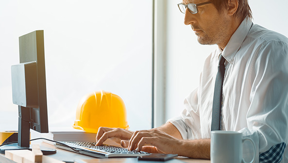 Bauingenieur arbeitet an einem Computer