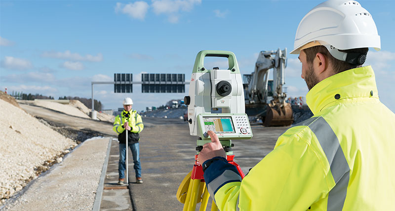 Ingeniero topógrafo utilizando Leica TS16 para abordar un proyecto de autopista
