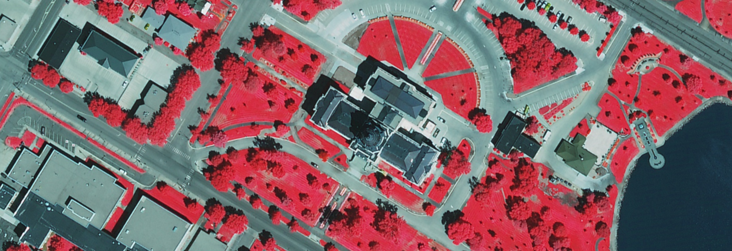 Ortofoto aérea em infravermelho colorido de uma edificação do governo