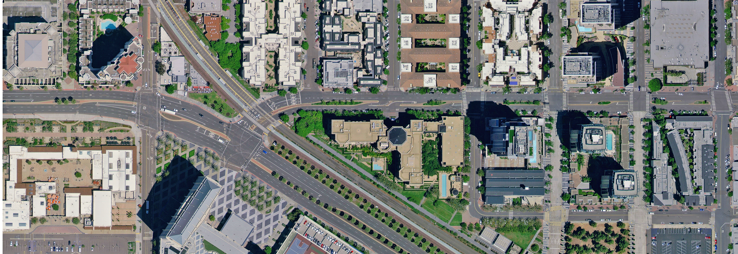 Imagerie aérienne de blocs d'immeubles à San Diego