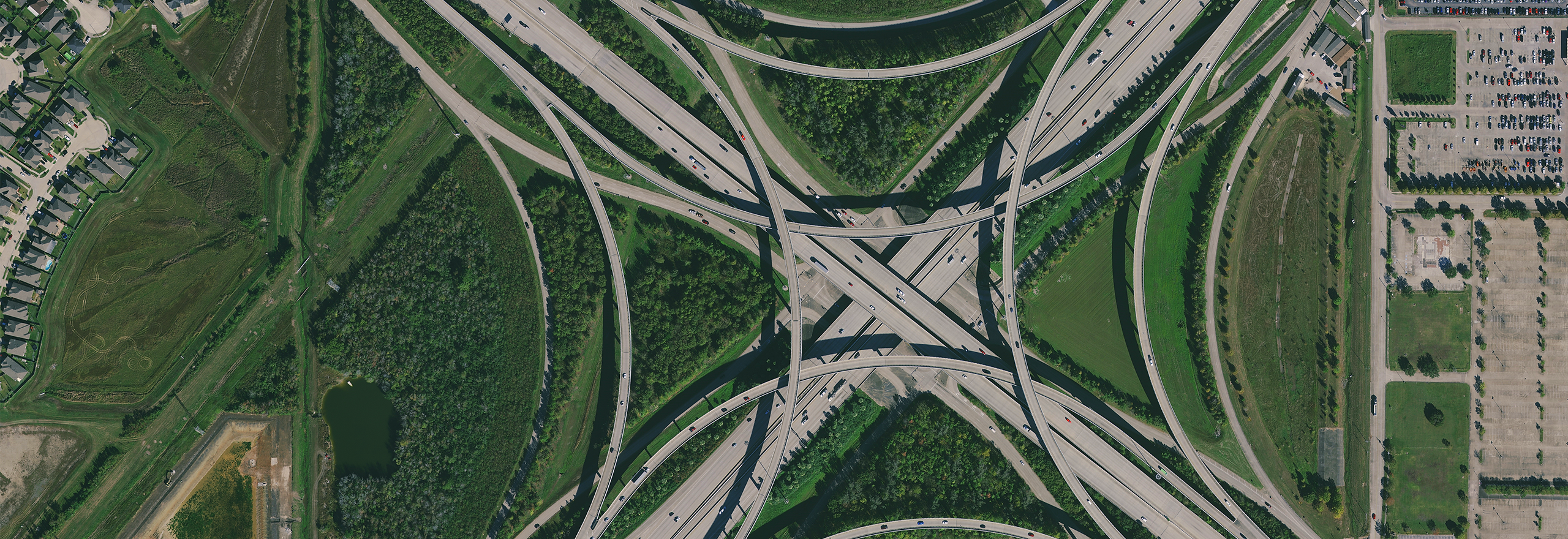 Imágenes aéreas de un enlace de autopista en Houston