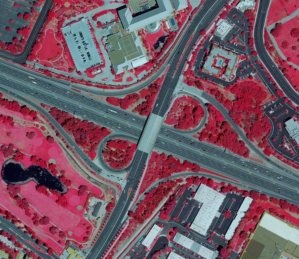 カリフォルニアの高速道路の RGB および CIR による高解像度航空画像