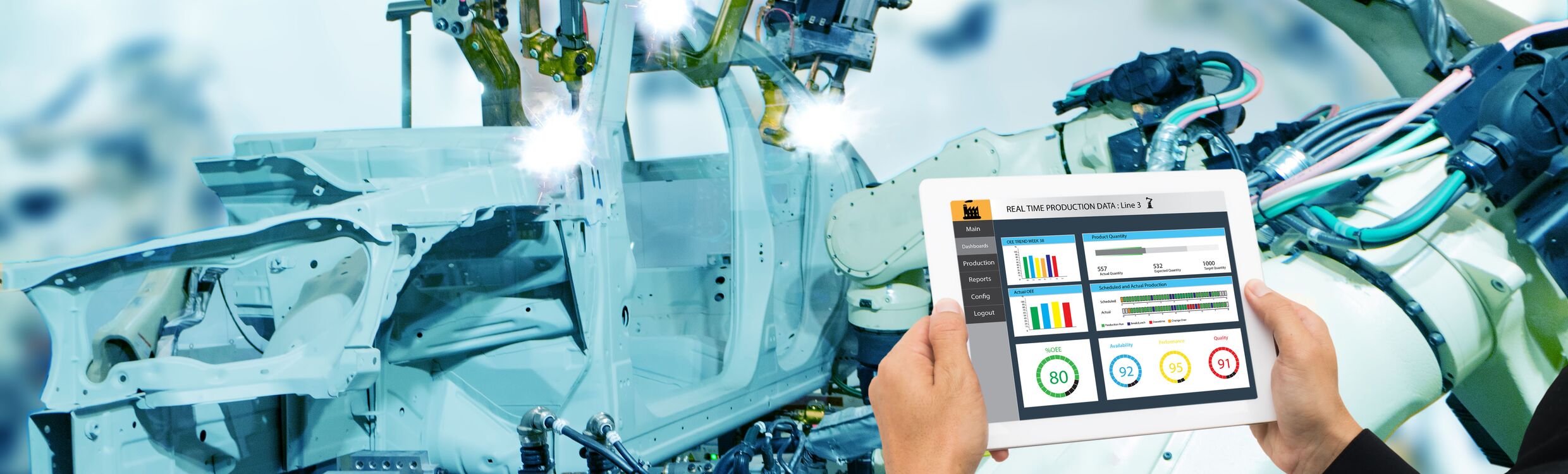 Manufacturing worker highlighting industry 4.0 experience with Real-time monitoring solution for machine data