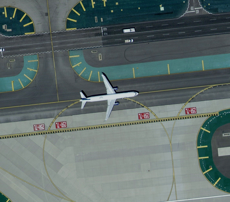 HxGN Content Program Luftbilddaten eines Flugzeugs auf der Landebahn des Flughafens von Los Angeles
