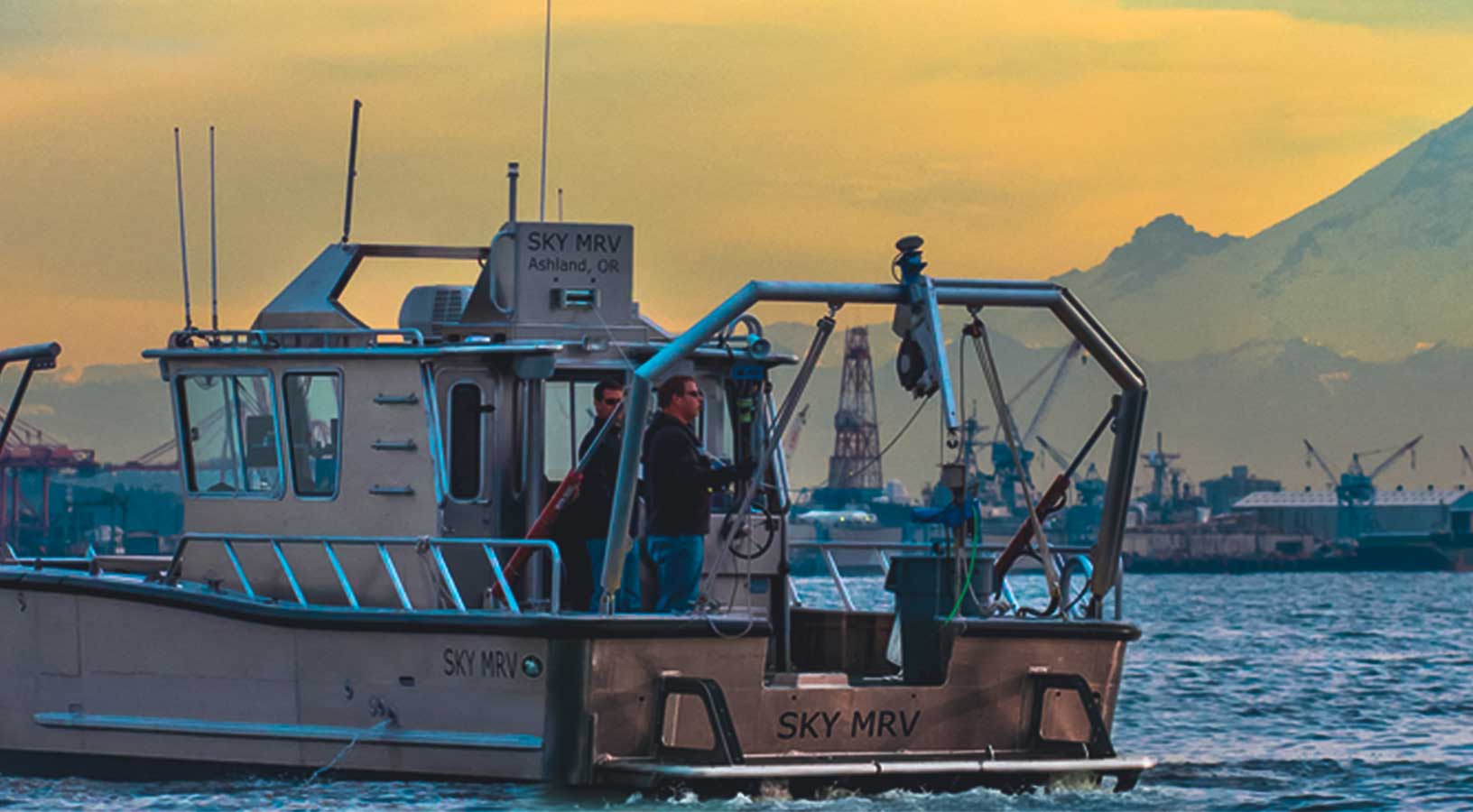 Hydrografischer Vermesser bei Arbeiten auf einem Schiff