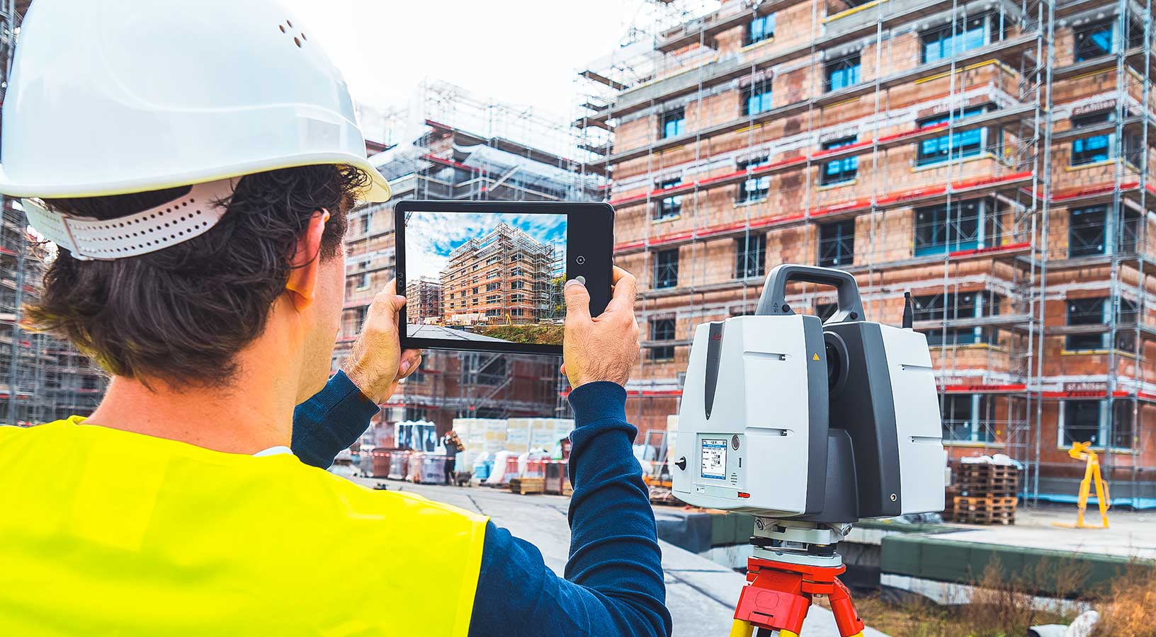  Vermessungsingenieur mit Leica P40-Laserscanner auf der Baustelle 