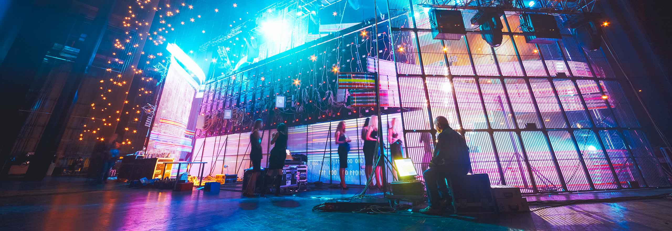 Imagen estilizada de una escena entre bambalinas en un evento de entretenimiento formal.