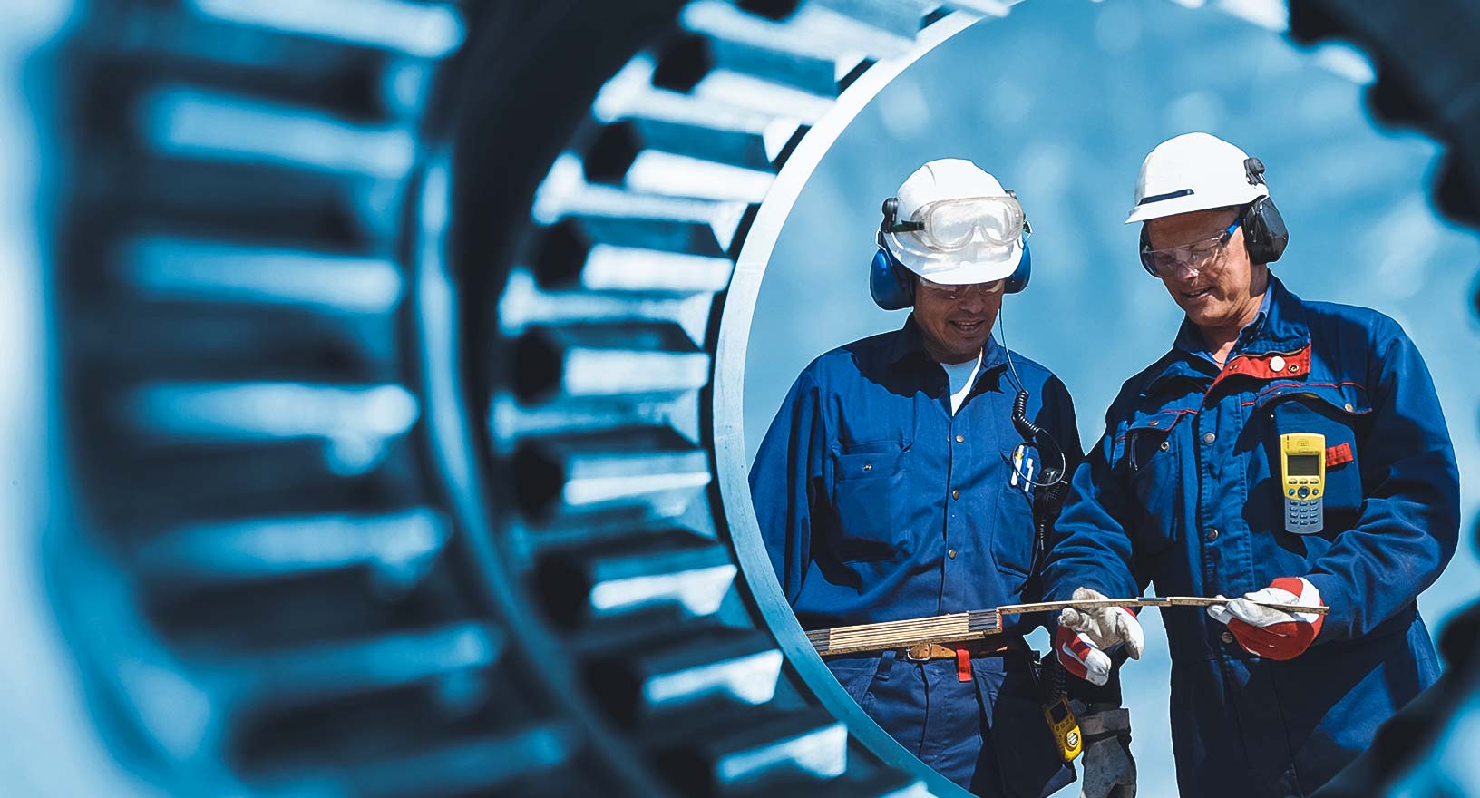 Maintenance planner assists field maintenance engineer.
