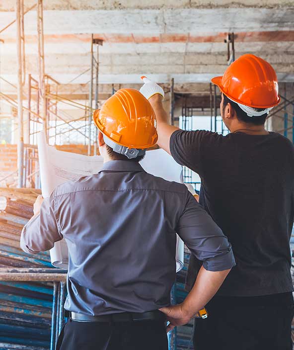 Ingenieur bespricht mit Polier ein Projekt auf der Baustelle