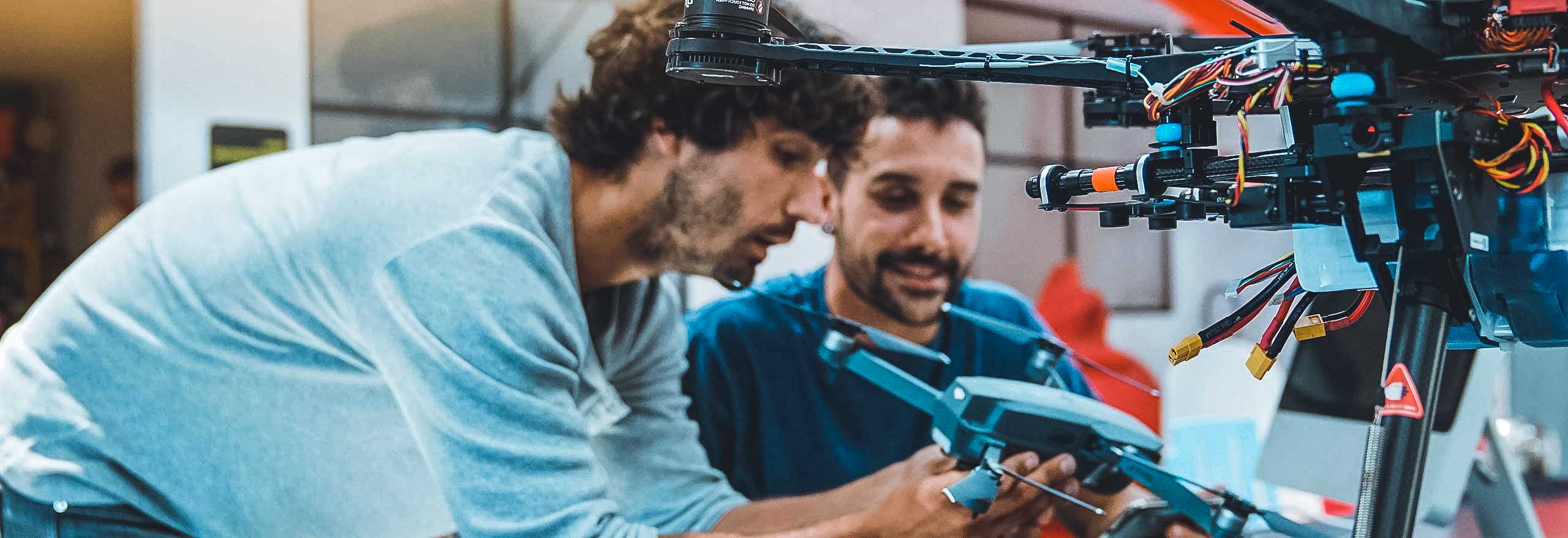 Due studenti che si interfacciano con un macchinario nell'ambito della propria ricerca