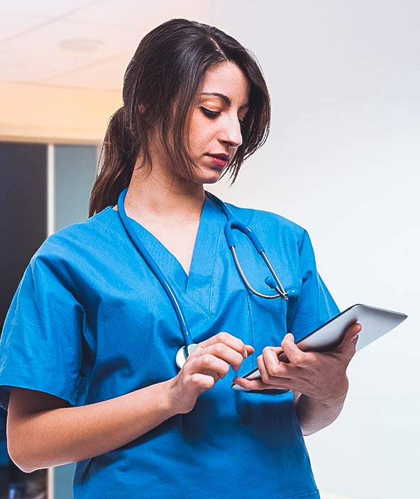 Profesional sanitario utilizando una tableta digital
