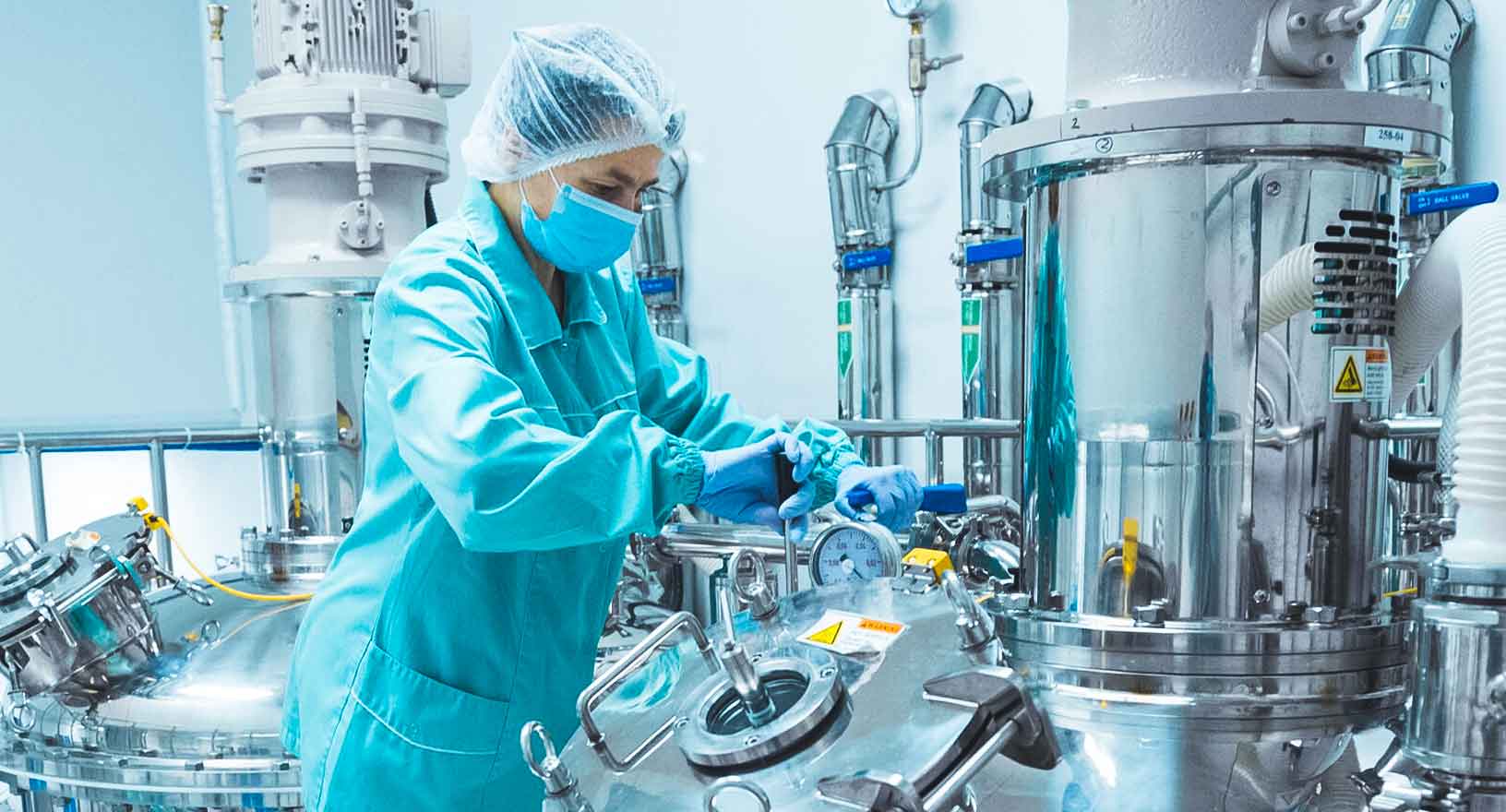 Pharmazeutisch-technischer Mitarbeiter in steriler Umgebung in einer Produktionsanlage der Pharmaindustrie 