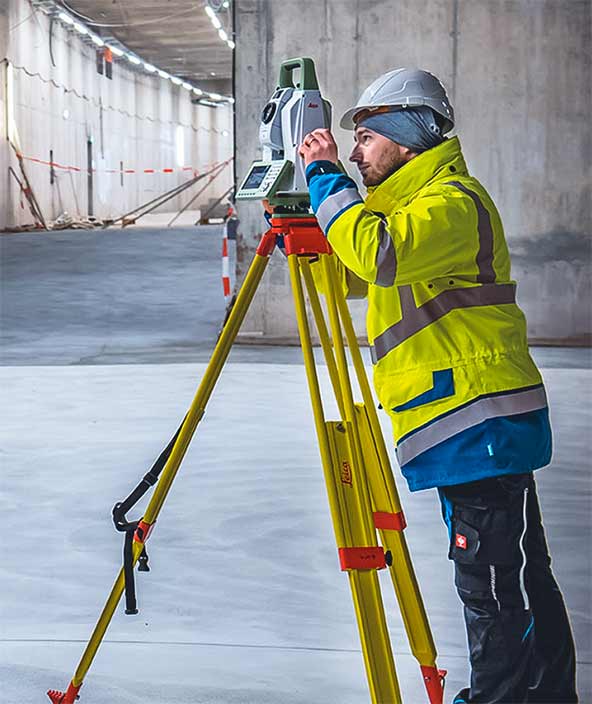Ein Vermessungsingenieur schließt seine Arbeit in der Nähe eines Tunnels ab