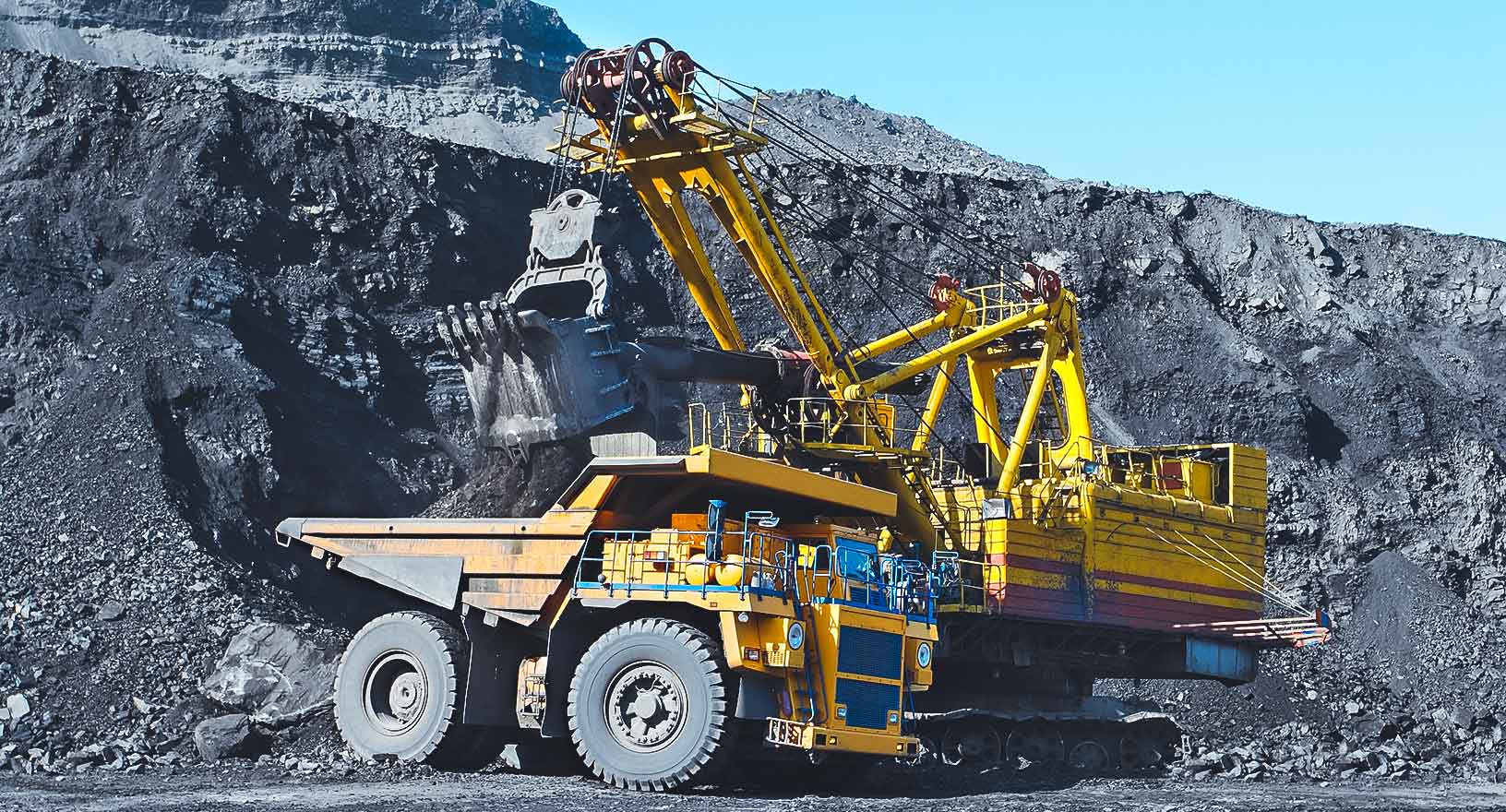 caminhão de mineração e pá carregadeira em uma mina de carvão 