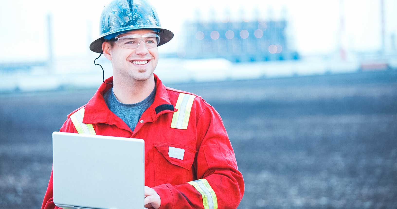Jefe de operaciones de pie delante de la planta