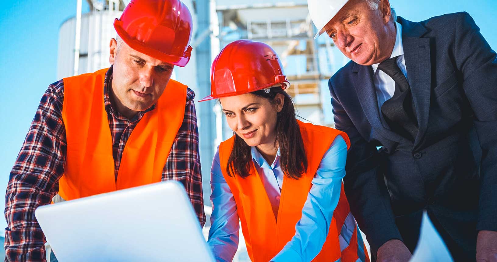 Reunión del grupo de gestores de proyectos en un emplazamiento de la industria petrolera