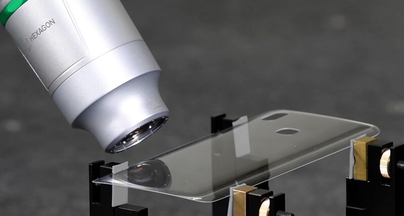 Chromatischer Weißlichtscanner bei der Inspektion eines aufgespannten Mobiltelefongehäuses