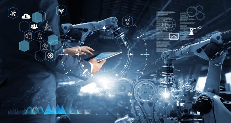 기술 산업 엔지니어 관리자가 태블릿의 시스템 소프트웨어와 아이콘 인더스트리 네트워크 연결을 모니터링 하여 로봇을 제어하고 있다. AI, 인공 지능, 자동화 로봇 암