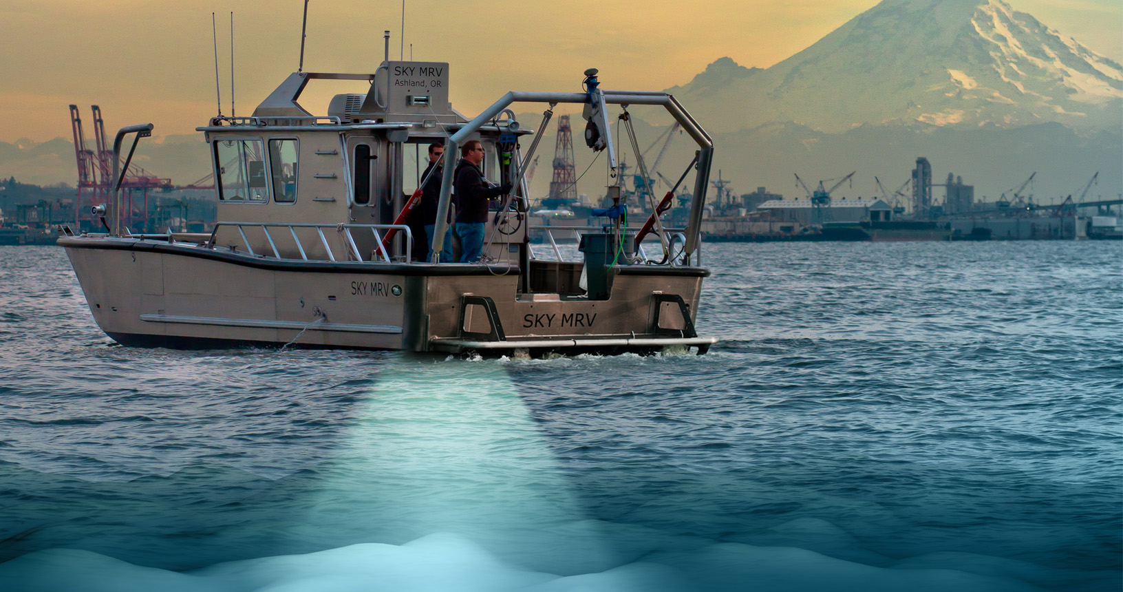 Un'imbarcazione che sorveglia le acque mediante la tecnologia di posizionamento