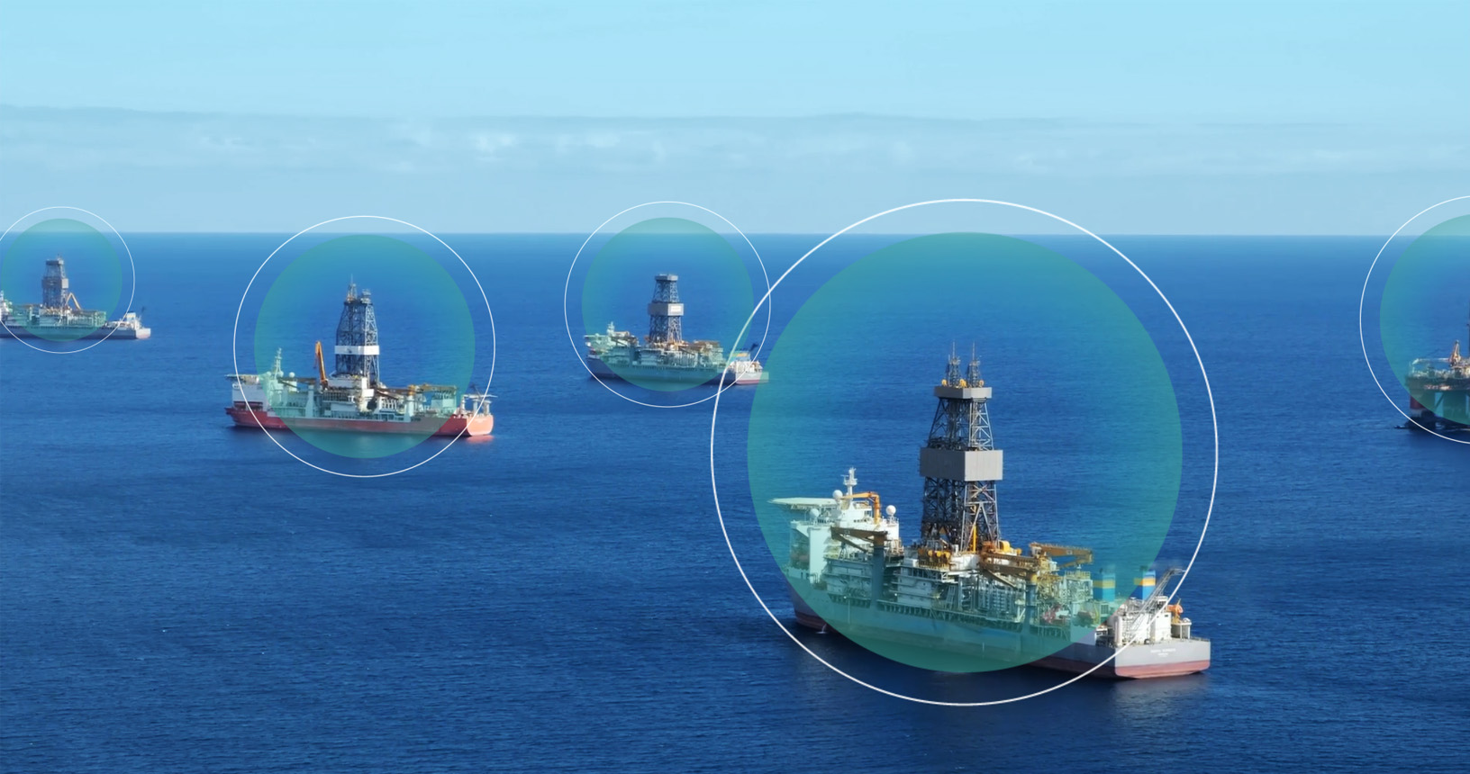 Drilling vessels at sea equipped with positioning technology