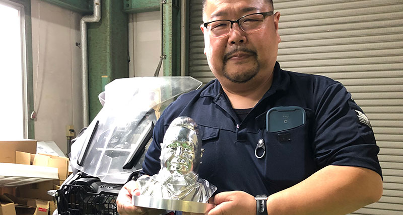 Managing Director at Shonan Machine, Mr Kikuchi, with an bust of himself produced using a 3D scanner