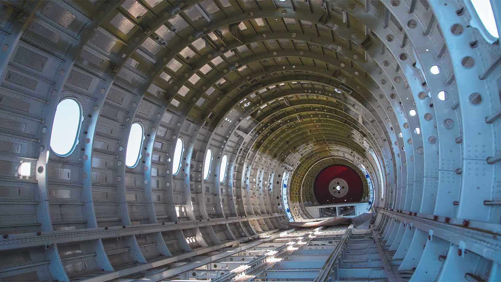 飛行機の機体を空にする